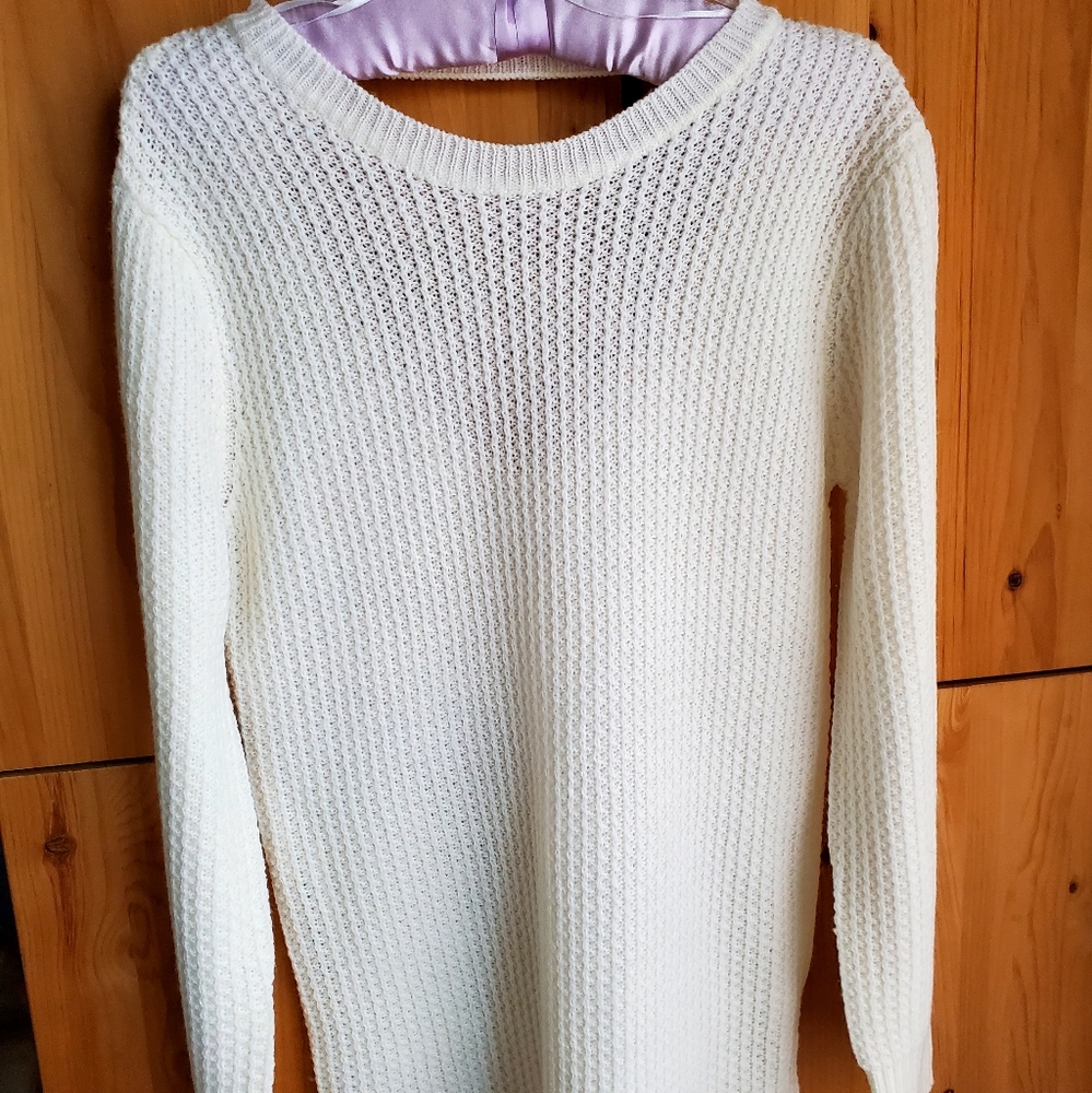 Urban Heritage Women's Cream Tunic Length Vee Back Sweater size Medium